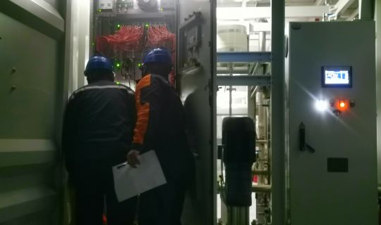 学思想凝心铸魂，重实践奋战检修——能源公司沧县星途光伏电站用夜间检修实践践行主题教育 
