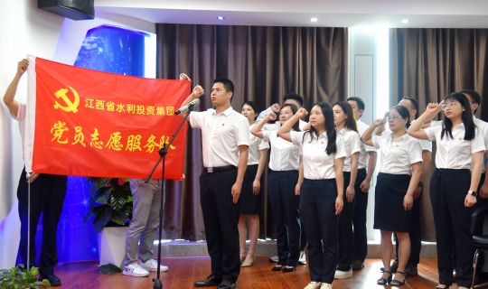 “党”聚“青”力量 建功助发展 ——能源公司举行党员志愿服务队、青年突击队授旗仪式